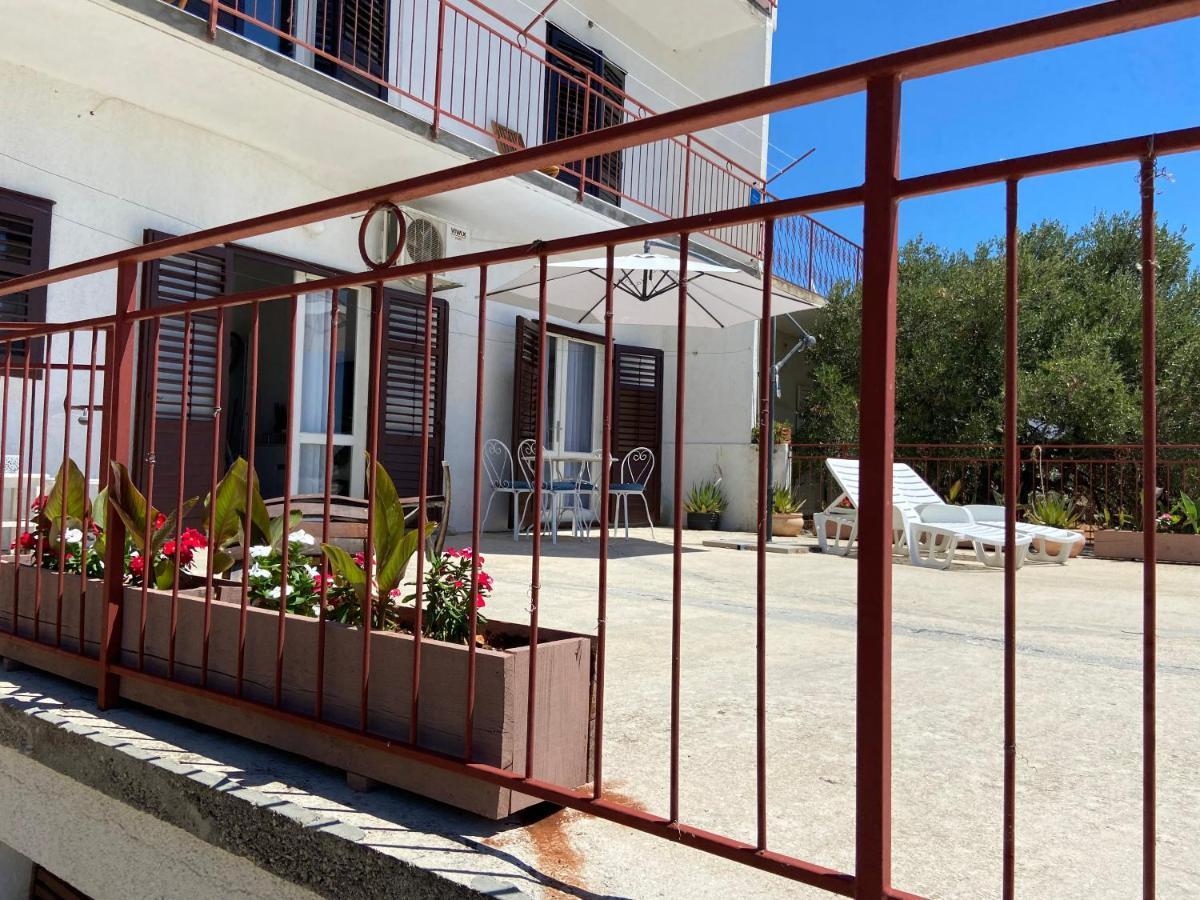 Rebeka'S Apartment Primosten Exterior photo